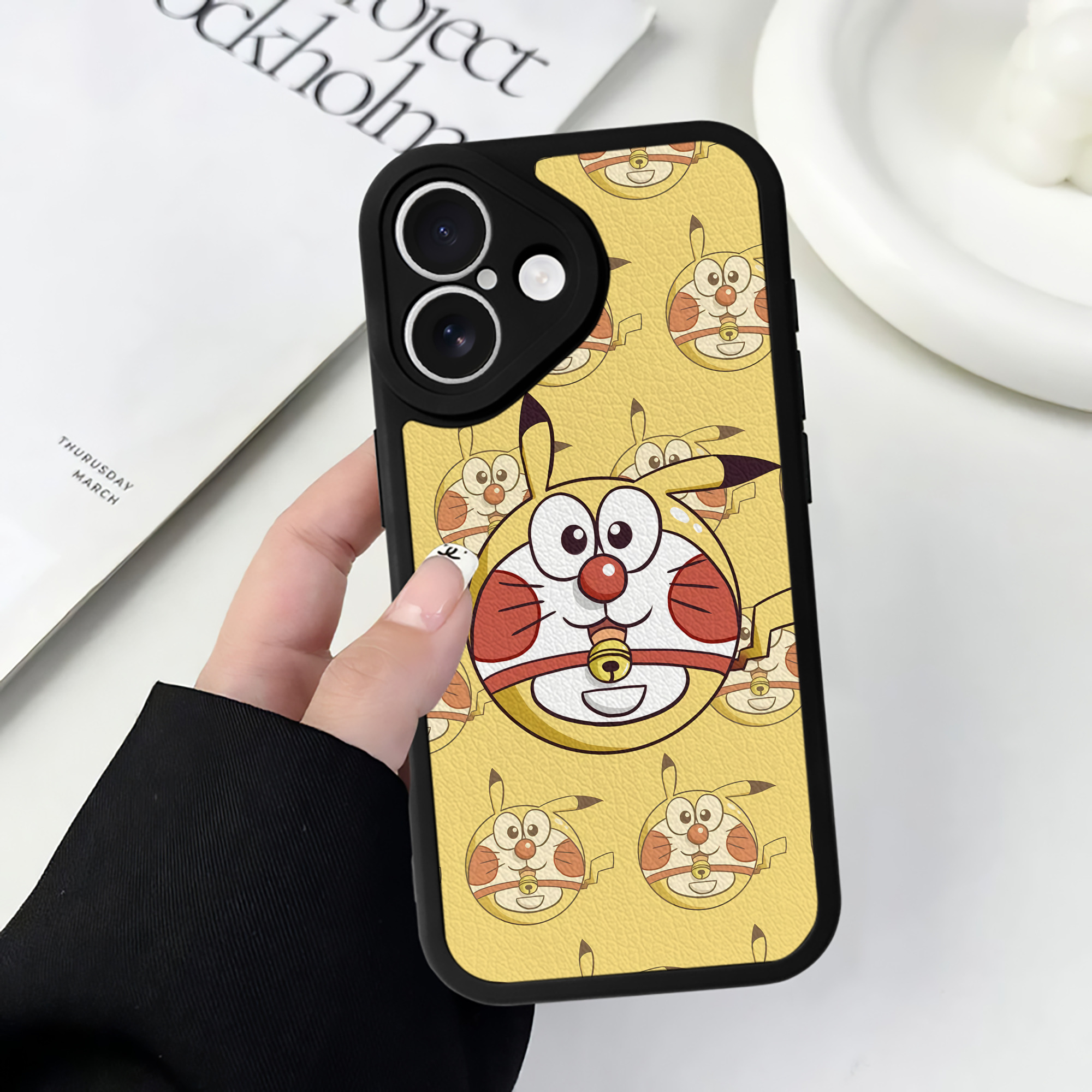 （画像用） ドラえもん Doraemon 【iPhone 16シリーズ対応】シリコンスマホケース（レザー調） 材質：シリコン